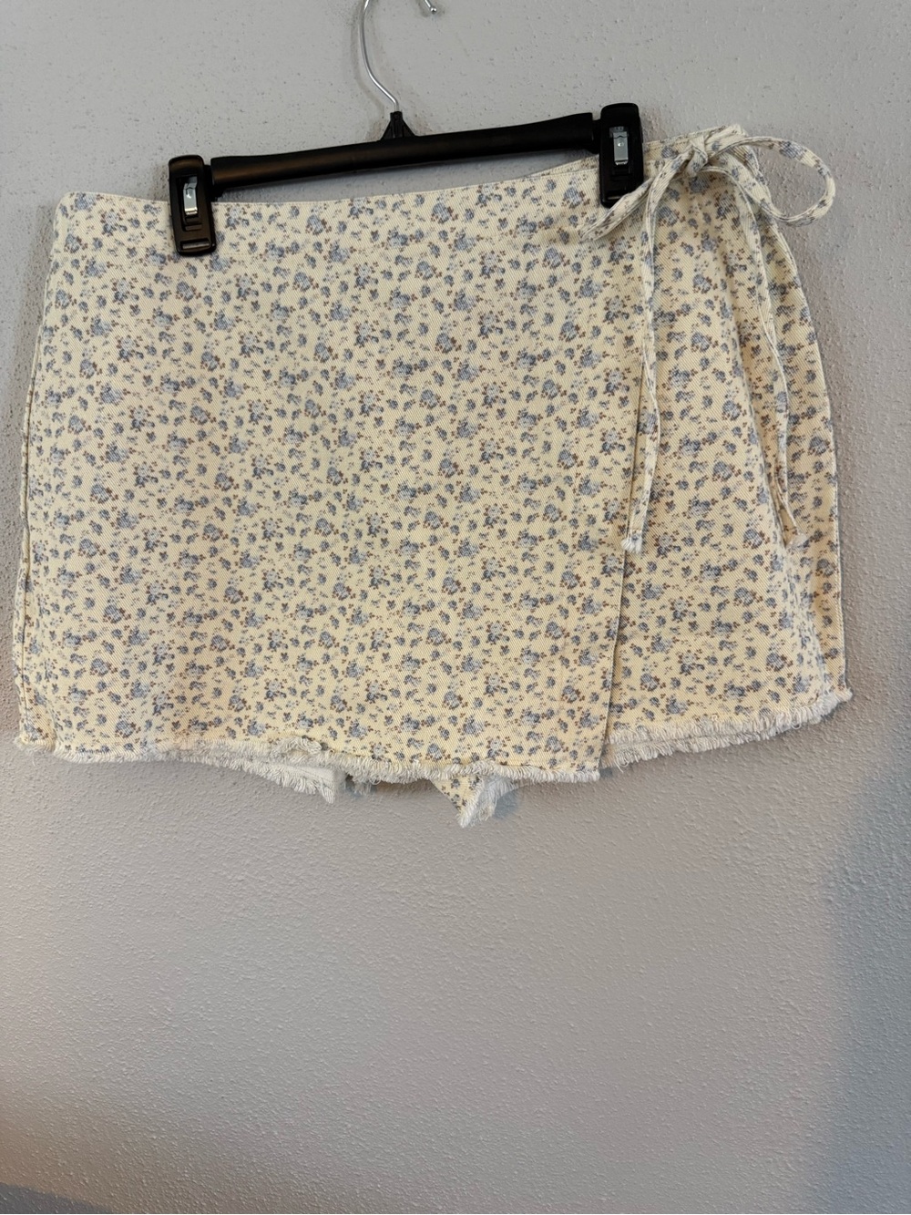 (XL) Pink Lily Floral Tie-Waist Women’s Shorts in Cream and Blue